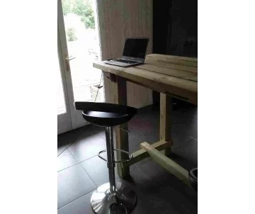 Table haute intérieure-mange debout en bois fabriquée en France par CIHB