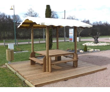 table extérieure en bois avec bâche, fabriquée en France par CIHB